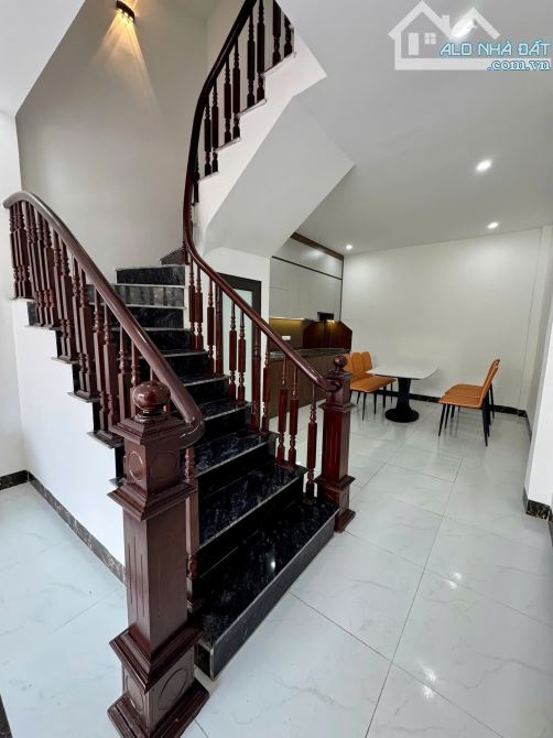 Hiếm có duy nhất 1 căn 3T x 60m2 có sân gara ôtô riêng biệt nhà gần đại học Thể Thao 3.5tỷ - 4