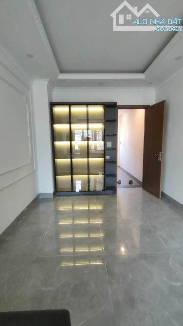 BÁN NHÀ LÔ GÓC PHỐ THẠCH BÀN LONG BIÊN 7 TỶ 40m, 6 tầng, MT 4m, Ô Tô KD, Thang máy ,Gần Hồ - 4