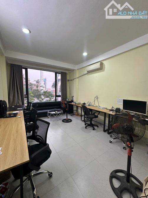 Cho thuê nhà mặt tiền nguyên căn tại đường Nguyễn Thanh Bình - DT 50m2 x 4 tầng giá rẻ, ô - 4