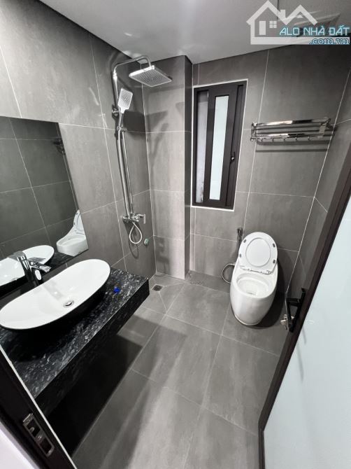 BÁN NHÀ PHỐ TRẠM LONG BIÊN-5 TẦNG- MẶT TIỀN RỘNG- GẦN Ô TÔ-MT4,8m-Giá 7,75 tỷ. - 5