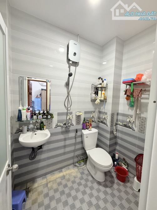 Lê Hồng Phong. Q10. Hẻm ba gác 1 xẹt. 3 tầng còn mới. 3PN rộng. Chỉ 5.2 tỷ. - 6