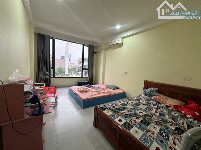 Cho thuê nhà mặt tiền nguyên căn tại đường Nguyễn Thanh Bình - DT 50m2 x 4 tầng giá rẻ, ô - 6