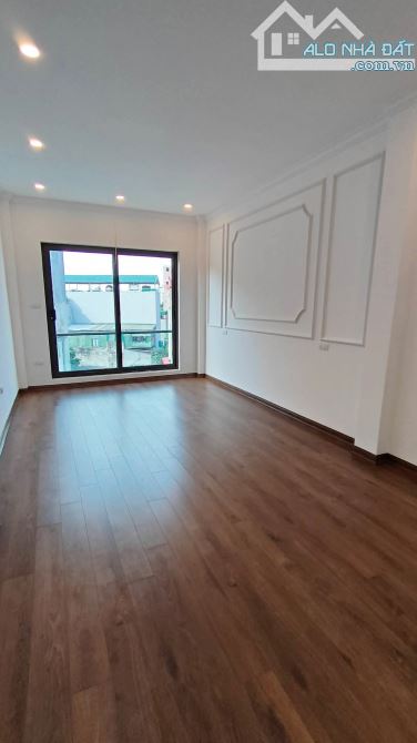 BÁN NHÀ LÔ GÓC PHỐ THẠCH BÀN LONG BIÊN 7 TỶ 40m, 6 tầng, MT 4m, Ô Tô KD, Thang máy ,Gần Hồ - 8