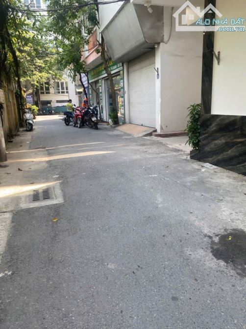 Bán nhà Khuất Duy Tiến, ngõ phân lô ô tô đỗ cửa  DT: 66 m2 x 3,5 tầng chào giá: 16,5 tỷ - 2