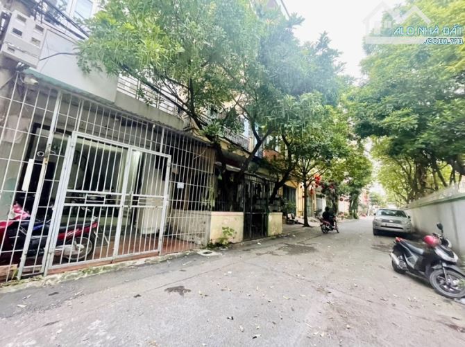 TÂY HỒ - MẶT NGÕ Ô TÔ THÔNG - GẦN PHỐ LẠC LONG QUÂN - KHU VỰC DÂN TRÍ CAO.