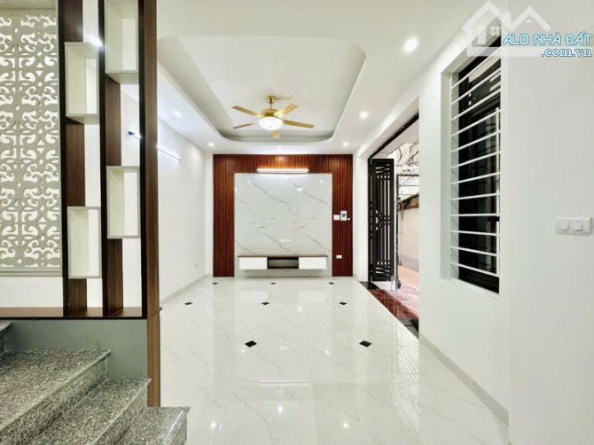 CỔ LINH - THẠCH BÀN - SÀI ĐỒNG AEON - NHÀ MỚI 44 M², 5 TẦNG - 1 NHÀ RA Ô TÔ - FULL NỘI THẤ
