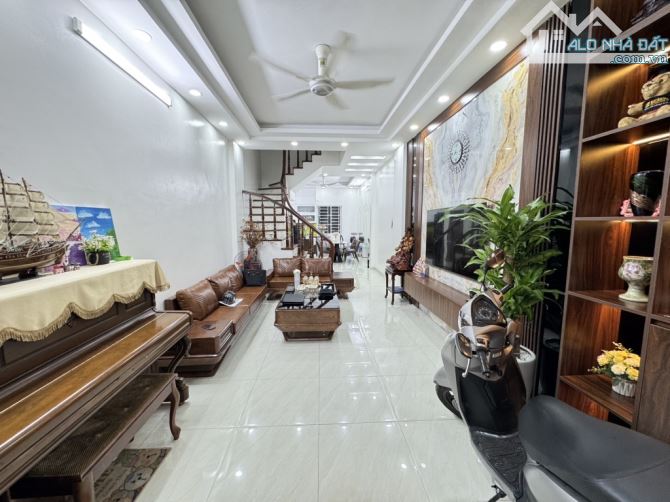 Bán nhà phố Kim Đồng , phân lô , ô tô đỗ cổng dt 55m x4T x 14 Tỷ