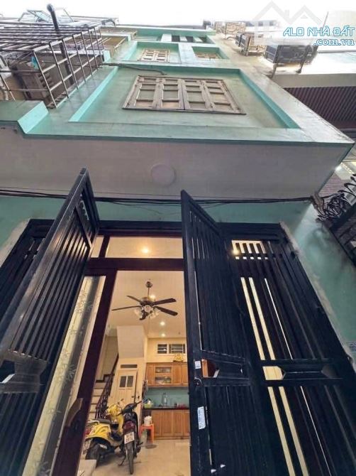Bán nhà Đường Láng, Đống Đa 45m², 4 tầng, mt 5m, giá 10.9 tỷ