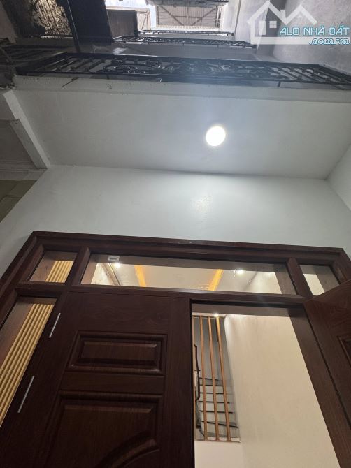 Nhà đẹp ở luôn Cầu Giấy. Sổ vuông 32m, 5 tầng 3 ngủ MT3m3 Giá 7 tỷ Ô tô tránh cách 10m