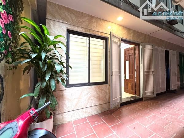 Nhà đẹp ở luôn Hạ Yên Quyết Cầu Giấy Sổ vuông 32m, 5 tầng 3 ngủ MT5m5 Giá 8 tỷ ngõ rộng 3m