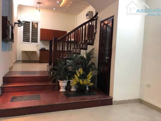 Nhà đẹp Hoàng Ngân_ Ngõ Nông_ 10 m ra ô tô_ Vị trí trung tâm_ Cho thuê ổn định