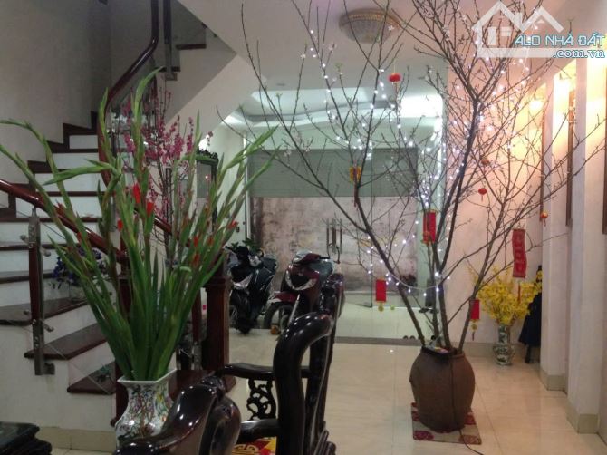 Cho thuê nhà nguyên căn full nội thất cao cấp, gỗ tự nhiên, Hai bà trưng