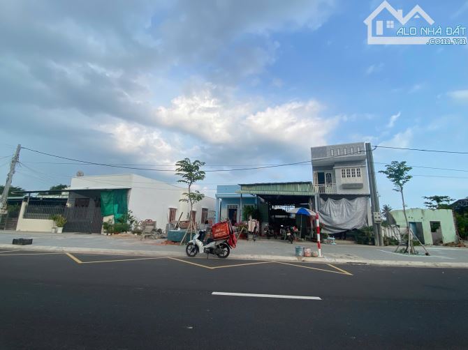Đất mặt tiền ven biển- tặng căn nhà lầu đẹp- dt: 141m2-có 9,6m mt ven biển-nở hậu-80thổ cư