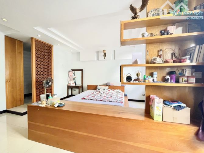 Bán Tòa Nhà CHDV siêu vị trí MT ngay Lê Thánh Tôn Q.1 - 6x27m 8 tầng HĐT 3tỷ giá 100 tỷ.