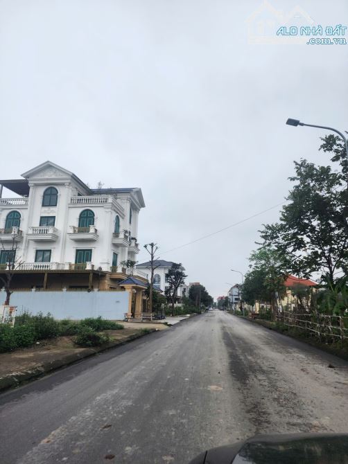 Bán Đất Đại Hoàng Long nhìn check hồ. Dt 270m2. Mt 15m. TB. Giá 23,5 tỷ