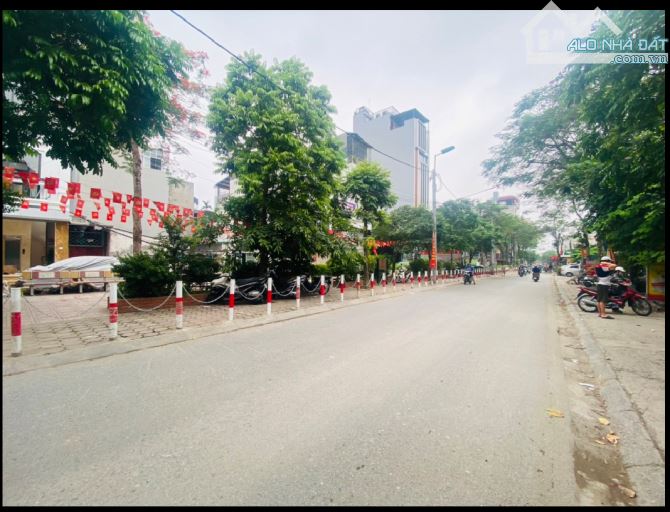 Bạn muốn ở nhà mới, ô tô đỗ cửa thì xem thử căn này
