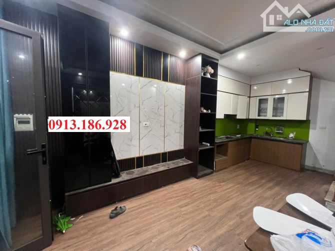 Bán nhà mới xây 5 tầng, gần ô tô – giá chỉ 180/m