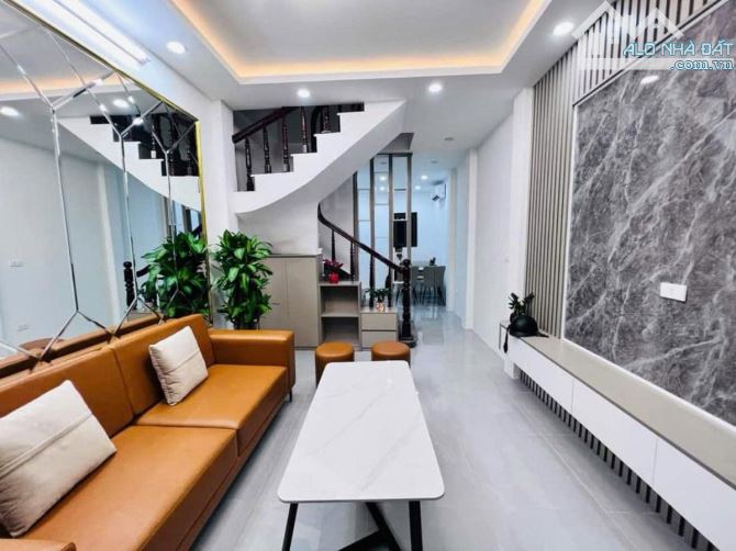 Nhà mới đẹp ở luôn Lạc Long Quân Cầu Giấy Gần Hồ.Sổ vuông 30m, 4 tầng 4 ngủ MT3m2 Giá 7 tỷ