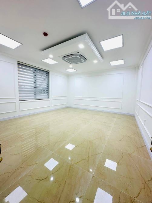 BÁN TOÀ VĂN PHÒNG NGUYỄN HOÀNG 105m2x6T THANG MÁY - MT 5m - 45.5 TỶ - VỈA HÈ - 2 ÔTÔ TRÁNH - 10