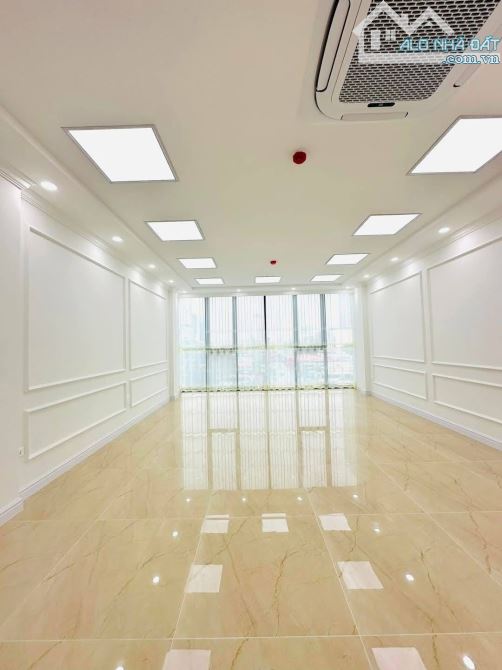 BÁN TOÀ VĂN PHÒNG NGUYỄN HOÀNG 105m2x6T THANG MÁY - MT 5m - 45.5 TỶ - VỈA HÈ - 2 ÔTÔ TRÁNH - 11