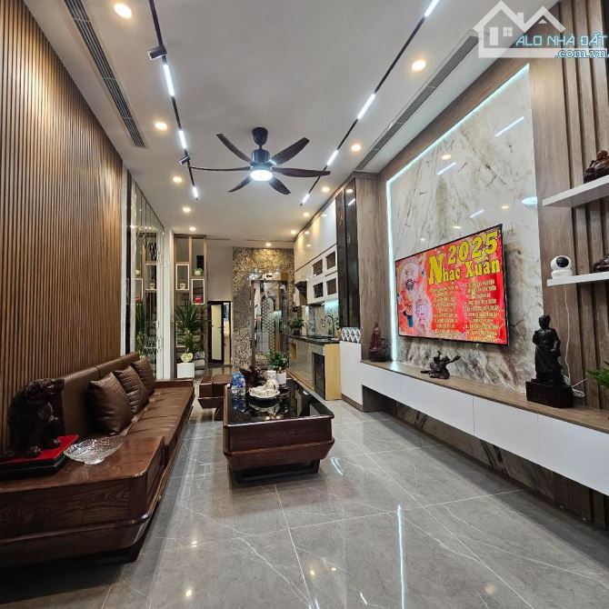 SIÊU PHẨM NGỌC THỤY.NHÀ ĐẸP DÂN XÂY. THANG MÁY. FUN NỘI THẤT. DT: 45M . 4 TẦNG. GIÁ HƠN 8 - 1