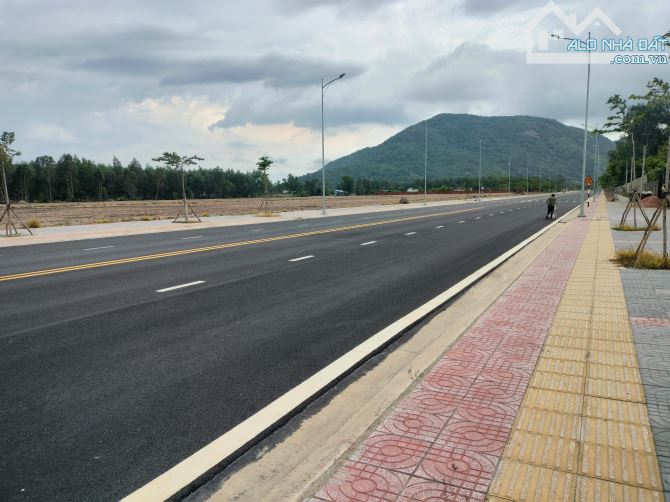 1ha 4200 thổ cư, đường nguyễn huệ - tp.phú mỹ - 1