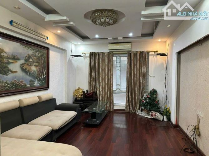 Cho thuê nhà nguyên căn full nội thất cao cấp, gỗ tự nhiên, Hai bà trưng - 1