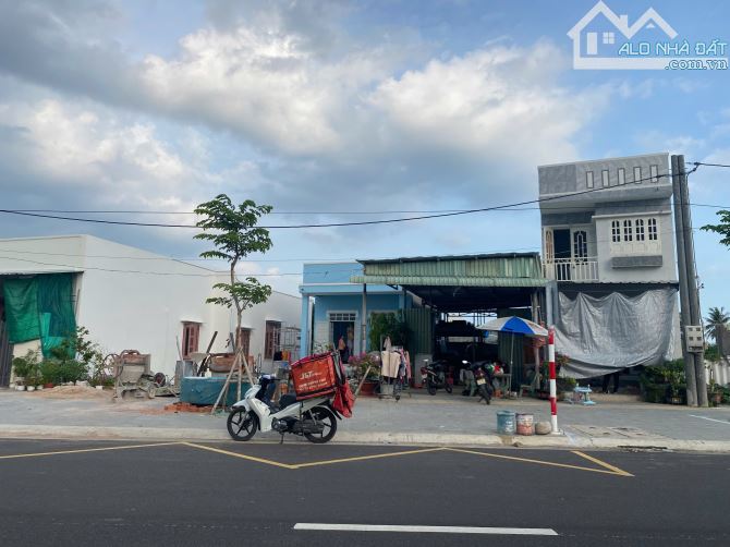 Đất mặt tiền ven biển- tặng căn nhà lầu đẹp- dt: 141m2-có 9,6m mt ven biển-nở hậu-80thổ cư - 1