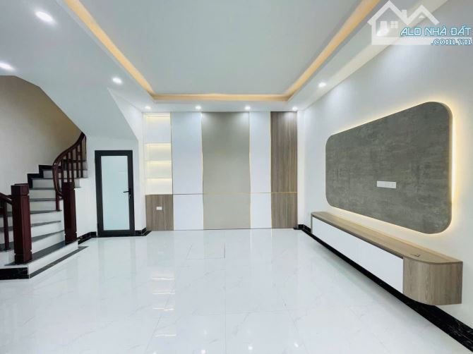 BÁN NHÀ 5 TẦNG - 35M2 - VIỆT HƯNG - LONG BIÊN - NGÕ THÔNG - XE CON ĐỖ CỬA - NHỈNH 5 TỶ - 1