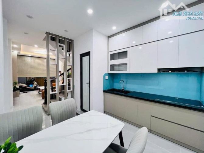 Nhà mới đẹp ở luôn Lạc Long Quân Cầu Giấy Gần Hồ.Sổ vuông 30m, 4 tầng 4 ngủ MT3m2 Giá 7 tỷ - 1