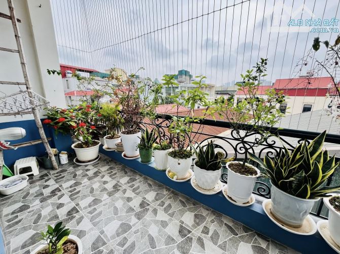 Nhà đẹp ở luôn Lạc Long Quân Cầu Giấy. Sổ vuông 31m, 5 tầng 2 ngủ MT4m Giá 7 tỷ - 12