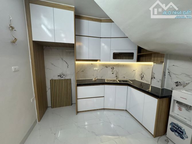 Nhà đẹp ở luôn Cầu Giấy. Sổ vuông 32m, 5 tầng 3 ngủ MT3m3 Giá 7 tỷ Ô tô tránh cách 10m - 2