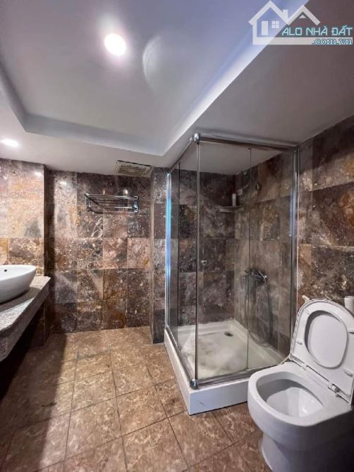 Bán khách sạn 3 sao Bùi Thị Xuân 13 tầng có hầm tổng 33 phòng dòng tiền 9 tỷ/ năm DT 118 m - 2