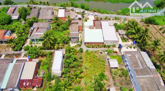 Ngộp ngân hàng cần bán căn nhà 3 mặt tiền 320m² view sông Rạch Gõ || Giá rẻ nhất huyện - 2