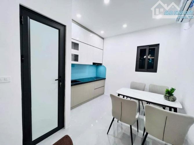 Nhà mới đẹp ở luôn Lạc Long Quân Cầu Giấy Gần Hồ.Sổ vuông 30m, 4 tầng 4 ngủ MT3m2 Giá 7 tỷ - 2