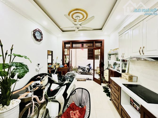 Nhà đẹp ở luôn Lạc Long Quân Cầu Giấy. Sổ vuông 31m, 5 tầng 2 ngủ MT4m Giá 7 tỷ - 3
