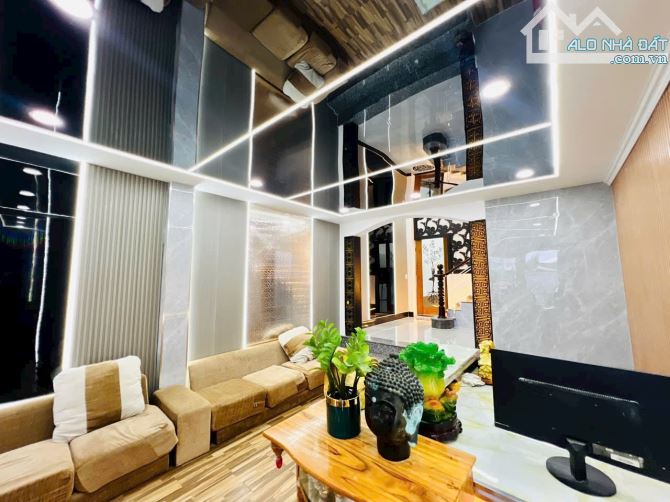 Bán MT đường số 8 f11 hơn 10tỷ hợp đồng thuê 50tr/th 4 lầu - 4