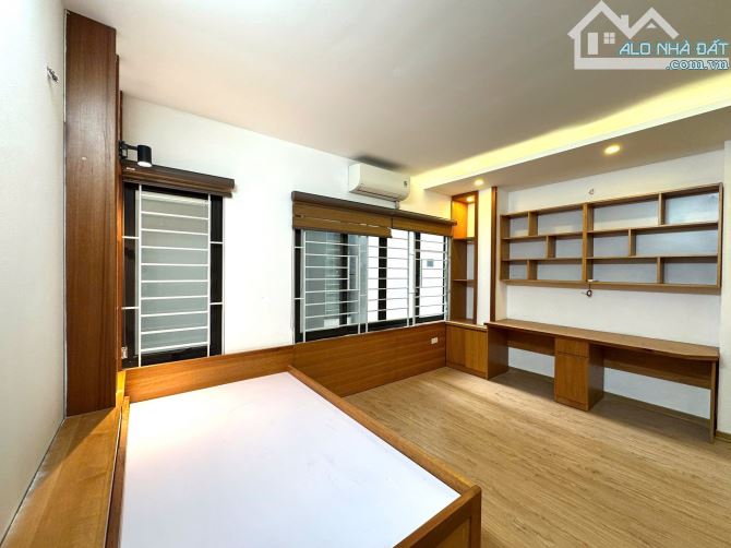 Nhà đẹp ở luôn Hạ Yên Quyết Cầu Giấy Sổ vuông 32m, 5 tầng 3 ngủ MT5m5 Giá 8 tỷ ngõ rộng 3m - 4