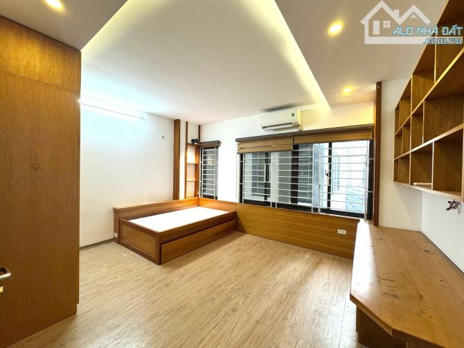 Nhà đẹp ở luôn Hạ Yên Quyết Cầu Giấy Sổ vuông 32m, 5 tầng 3 ngủ MT5m5 Giá 8 tỷ ngõ rộng 3m - 5