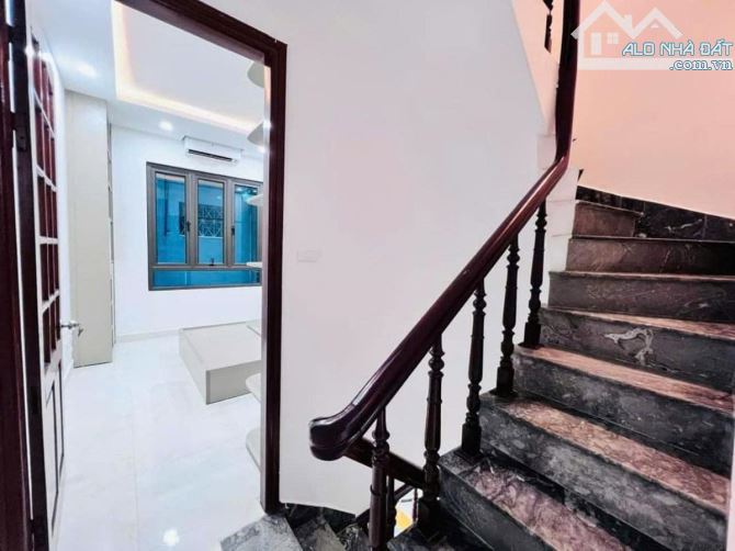 Nhà mới đẹp ở luôn Lạc Long Quân Cầu Giấy Gần Hồ.Sổ vuông 30m, 4 tầng 4 ngủ MT3m2 Giá 7 tỷ - 5