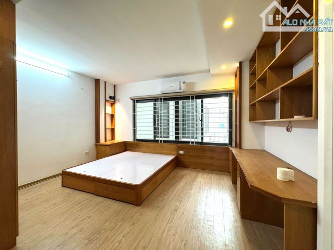 Nhà đẹp ở luôn Hạ Yên Quyết Cầu Giấy Sổ vuông 32m, 5 tầng 3 ngủ MT5m5 Giá 8 tỷ ngõ rộng 3m - 6