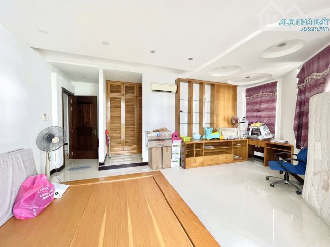 Bán Tòa Nhà CHDV siêu vị trí MT ngay Lê Thánh Tôn Q.1 - 6x27m 8 tầng HĐT 3tỷ giá 100 tỷ. - 6