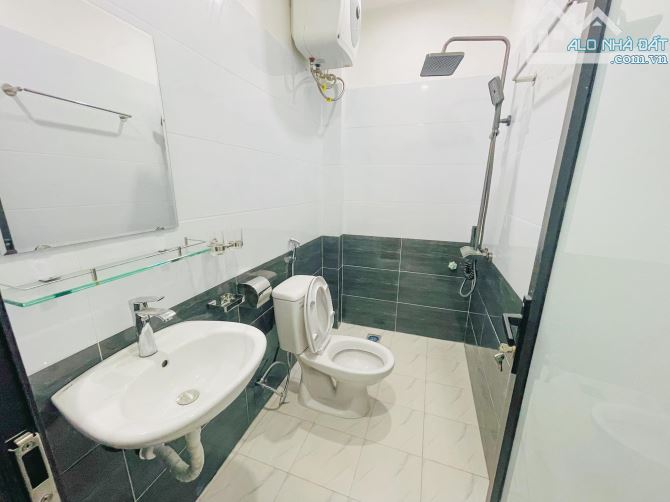Nhà đẹp ở luôn Lạc Long Quân Cầu Giấy. Sổ vuông 30m, 5 tầng 4 ngủ MT3m6 Giá 7 tỷ - 6
