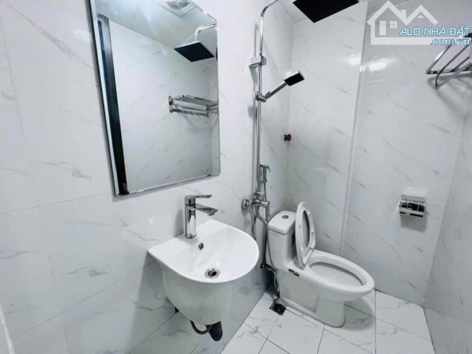 Nhà mới đẹp ở luôn Lạc Long Quân Cầu Giấy Gần Hồ.Sổ vuông 30m, 4 tầng 4 ngủ MT3m2 Giá 7 tỷ - 6