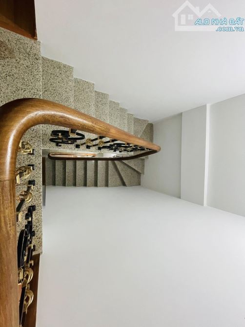 Nhà đẹp ở luôn Lạc Long Quân Cầu Giấy. Sổ vuông 30m, 5 tầng 4 ngủ MT3m6 Giá 7 tỷ - 7