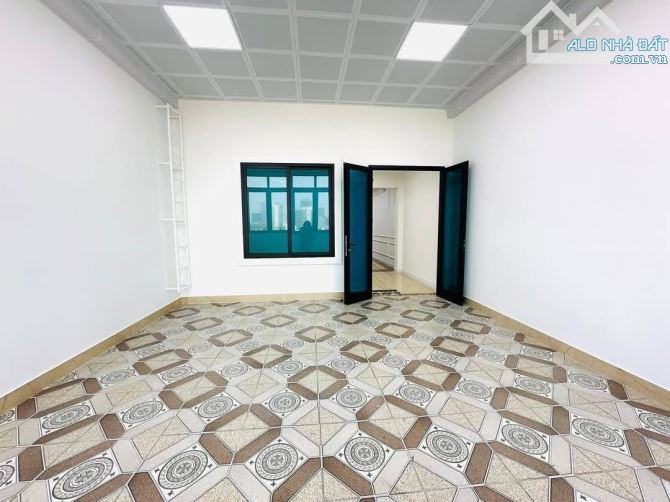 BÁN TOÀ VĂN PHÒNG NGUYỄN HOÀNG 105m2x6T THANG MÁY - MT 5m - 45.5 TỶ - VỈA HÈ - 2 ÔTÔ TRÁNH - 7