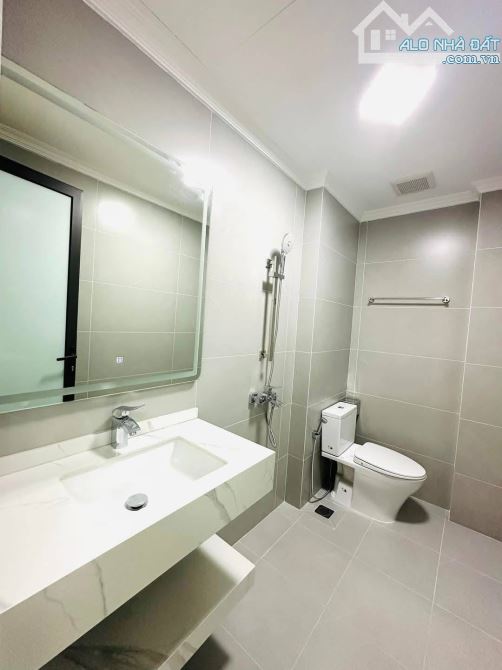 BÁN TOÀ VĂN PHÒNG NGUYỄN HOÀNG 105m2x6T THANG MÁY - MT 5m - 45.5 TỶ - VỈA HÈ - 2 ÔTÔ TRÁNH - 9