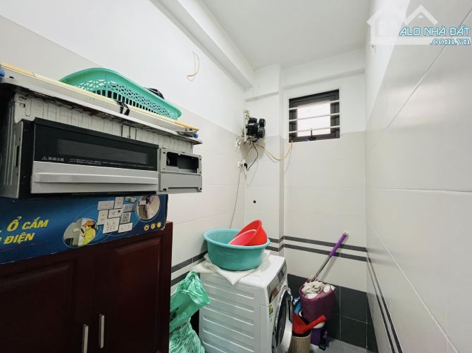Nhà đẹp ở luôn Lạc Long Quân Cầu Giấy. Sổ vuông 31m, 5 tầng 2 ngủ MT4m Giá 7 tỷ - 9