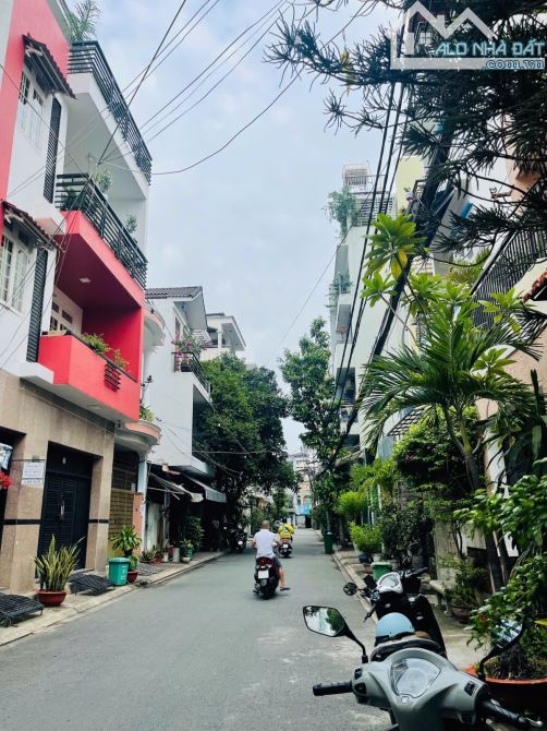 Gấp bán! Nhà HXH đường C1, gần ga T3,96m2, 4 Tầng,5PN,Sổ vuông.Pháp lý chuẩn.