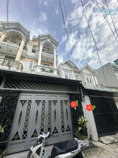 Thạnh Lộc 37 Nhà ĐẸP ở ngay ÔTÔ ĐỖ CỬA